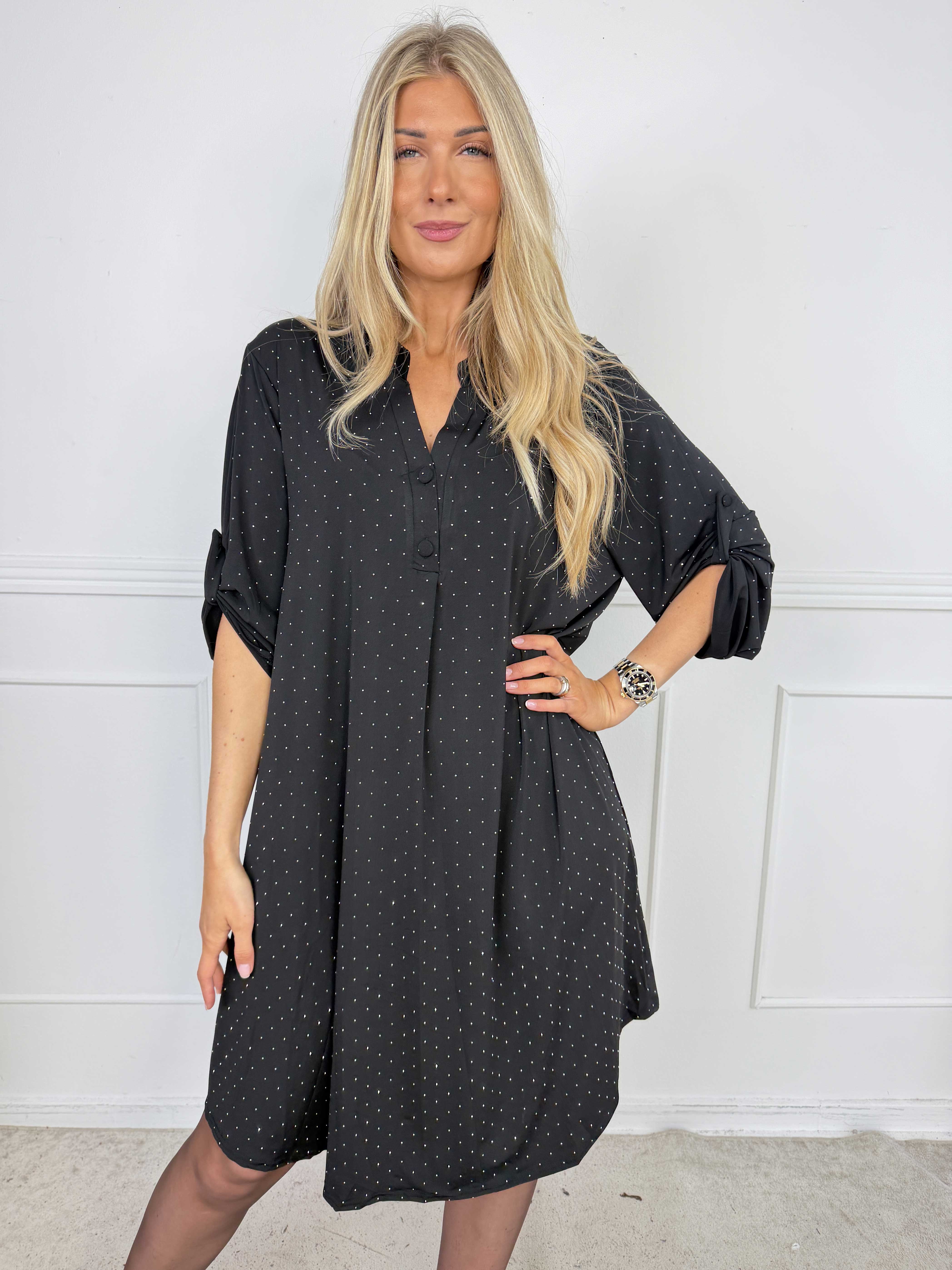 Ebba Crystal - Klänning i plus size med strass och knappar vid urringningen som ger en elegant look
